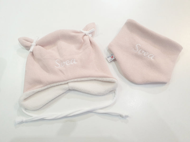 Beanie Set Mütze gefüttert mit Bänder und Tuch  rosa Stick von Atelier MiaMia