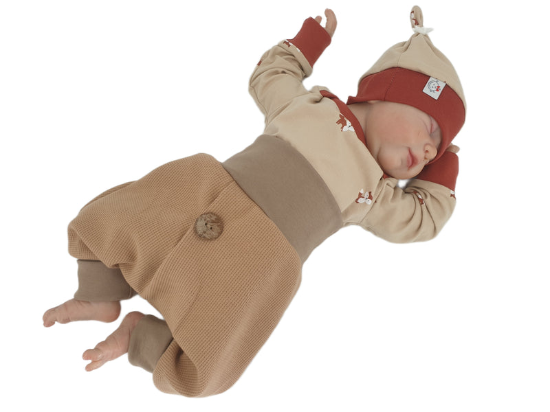 Coole Pumphose oder Babyset mit Knopf bis Gr. 140 dunkles beige von Atelier MiaMia