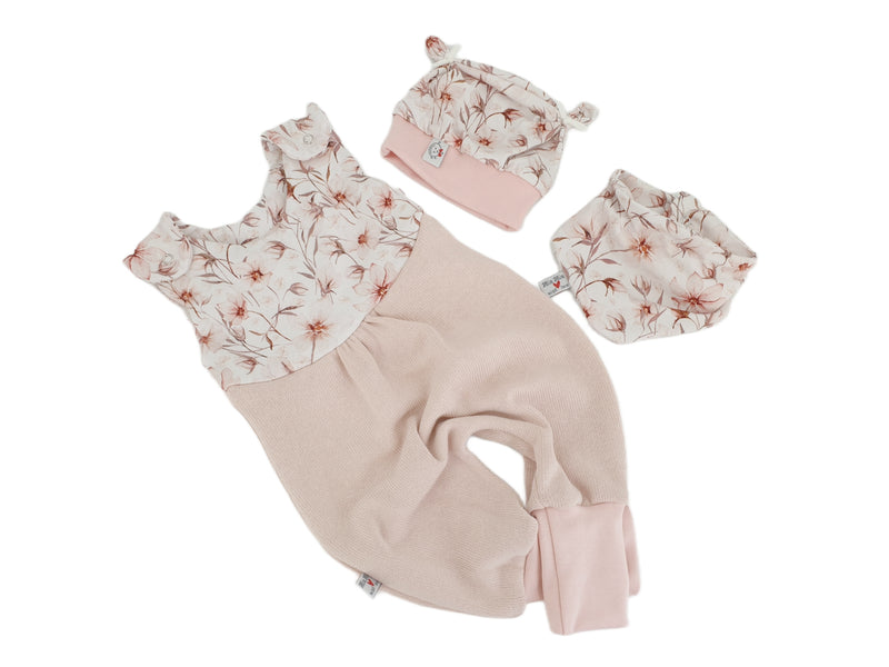 Strampler kurz und lang auch als Baby Set Strick Nude Blumen von Atelier MiaMia