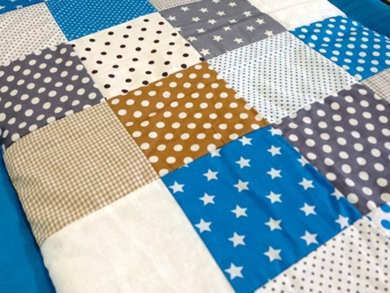 Kuscheldecke Patchwork Punkte Sterne Blau mit Stickerei 12 von Atelier MiaMia