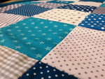 Kuscheldecke Patchwork Punkte Sterne Blau mit Stickerei 13 von Atelier MiaMia