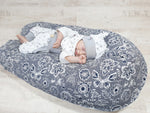 Stillkissen oder Seitenschläferkissen Lagerungskissen Blau Ornamente 140 von Atelier MiaMia