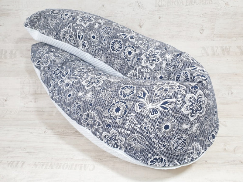 Stillkissen oder Seitenschläferkissen Lagerungskissen Blau Ornamente 140 von Atelier MiaMia