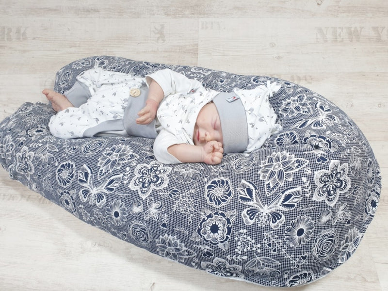 Stillkissen oder Seitenschläferkissen Lagerungskissen Blau Ornamente 140 von Atelier MiaMia