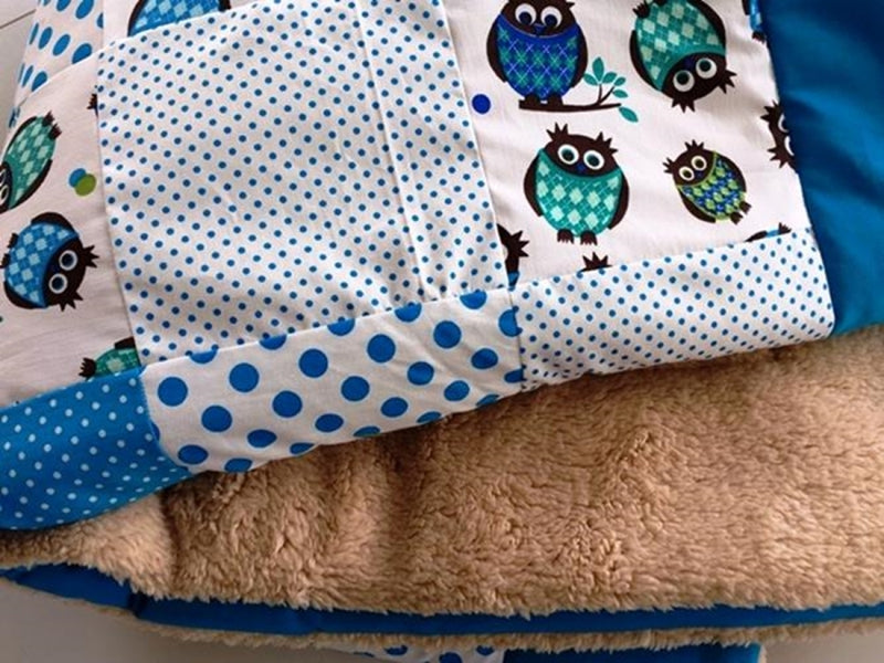 Kuscheldecke Patchwork Punkte Sterne Eulen Blau mit Stickerei 18 von Atelier MiaMia