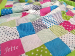 Kuscheldecke Patchwork Punkte Sterne mit Stickerei 1 von Atelier MiaMia