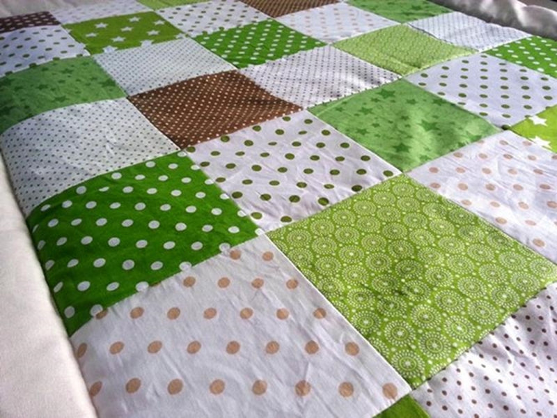 Kuscheldecke Patchwork Punkte Sterne Muster grün mit Stickerei 22 von Atelier MiaMia