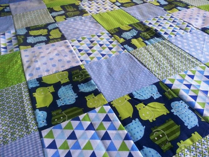 Kuscheldecke Patchwork Punkte Sterne Muster Flusspferd mit Stickerei 24 von Atelier MiaMia