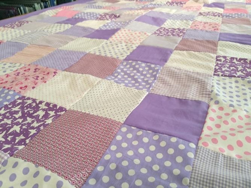 Kuscheldecke Patchwork Punkte Sterne Schmetterlinge Hellblau mit Stickerei 26 von Atelier MiaMia