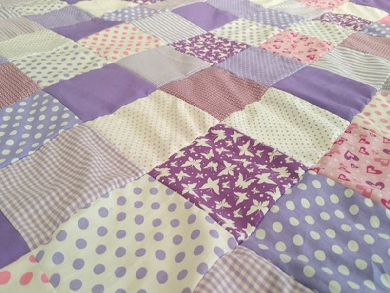 Kuscheldecke Patchwork Punkte Sterne Schmetterlinge Hellblau mit Stickerei 26 von Atelier MiaMia