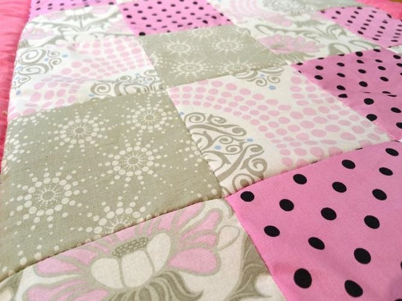 Atelier MiaMia coperta patchwork pois stelle rosa ornamenti rossi con ricamo 27