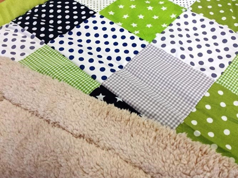 Kuscheldecke Patchwork Punkte Sterne Karo mit Stickerei 2 von Atelier MiaMia