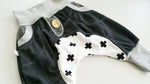 Atelier MiaMia - Popo Bloomers gr. 50-110 anche come set con cappello e sciarpa Black Crosses 3