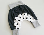 Atelier MiaMia - Popo Bloomers gr. 50-110 anche come set con cappello e sciarpa Black Crosses 3