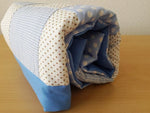 Kuscheldecke Patchwork Punkte Sterne Hellblau mit Stickerei 3 von Atelier MiaMia