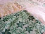Kuscheldecke Patchwork Blumenmuster Blumen Grün Rosa Rand mit Stickerei 30 von Atelier MiaMia