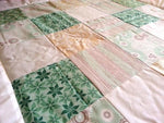 Atelier MiaMia coperta patchwork motivo floreale fiori verde bordo rosa con ricamo 30