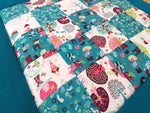 Kuscheldecke Patchwork Waldtiere Bäume Grün Blau mit Stickerei 31 von Atelier MiaMia