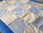 Kuscheldecke Patchwork Punkte Sterne Hellblau mit Stickerei 3 von Atelier MiaMia