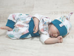 Coole Pumphose oder Babyset kurz und lang Federn blau 47 von Atelier MiaMia