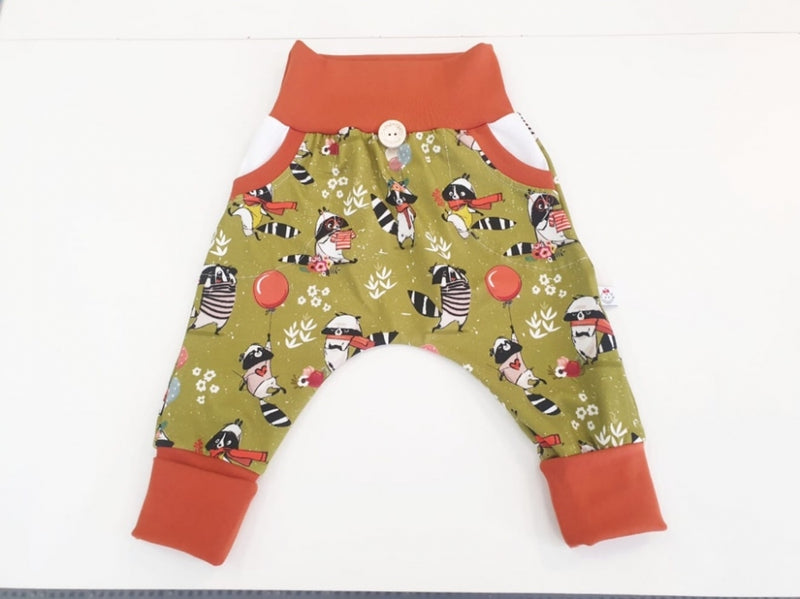 Coole Pumphose oder Babyset kurz und lang Waschbären Grün Rot 49 von Atelier MiaMia