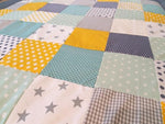 Kuscheldecke Patchwork Punkte Sterne Gelb Türkis mit Stickerei 5 von Atelier MiaMia