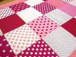 Kuscheldecke Patchwork Punkte Sterne Rot Rosa Weiß mit Stickerei 6 von Atelier MiaMia