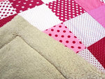 Kuscheldecke Patchwork Punkte Sterne Rot Rosa Weiß mit Stickerei 6 von Atelier MiaMia