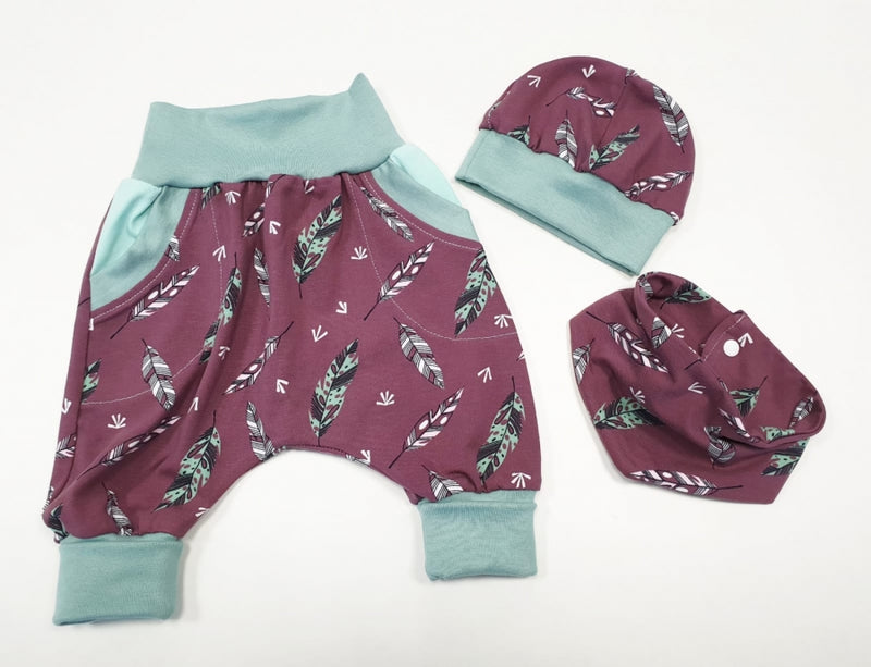 Coole Pumphose oder Babyset kurz und lang Federn Bordeaux Darkmint 68 von Atelier MiaMia