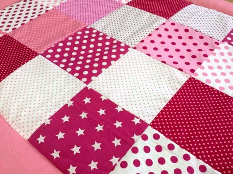 Kuscheldecke Patchwork Punkte Sterne Rot Rosa Weiß mit Stickerei 6 von Atelier MiaMia