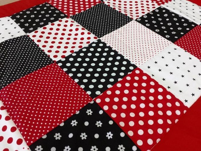 Kuscheldecke Patchwork Punkte Sterne Rotbraun Schwarz mit Stickerei 7 von Atelier MiaMia