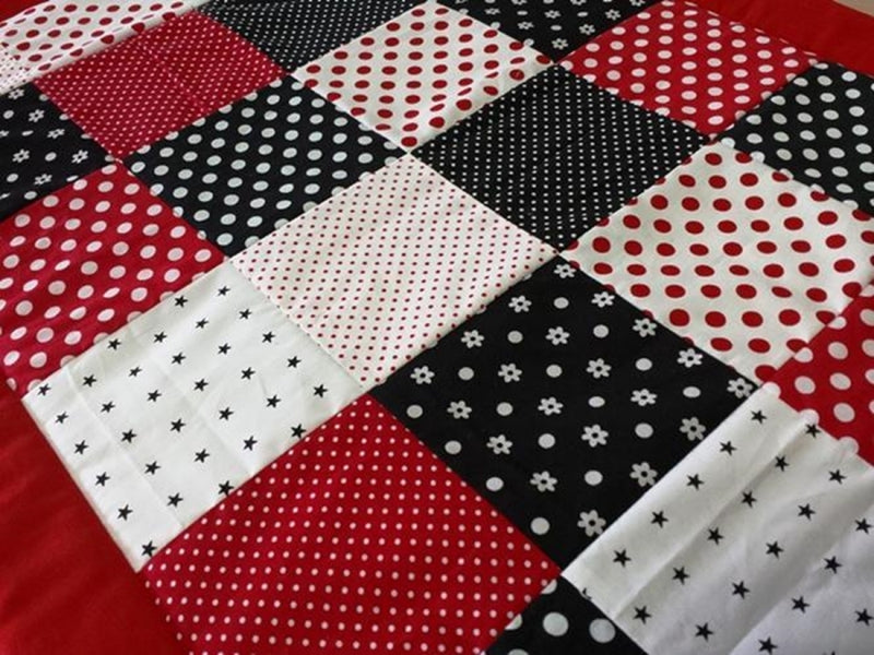 Kuscheldecke Patchwork Punkte Sterne Rotbraun Schwarz mit Stickerei 7 von Atelier MiaMia