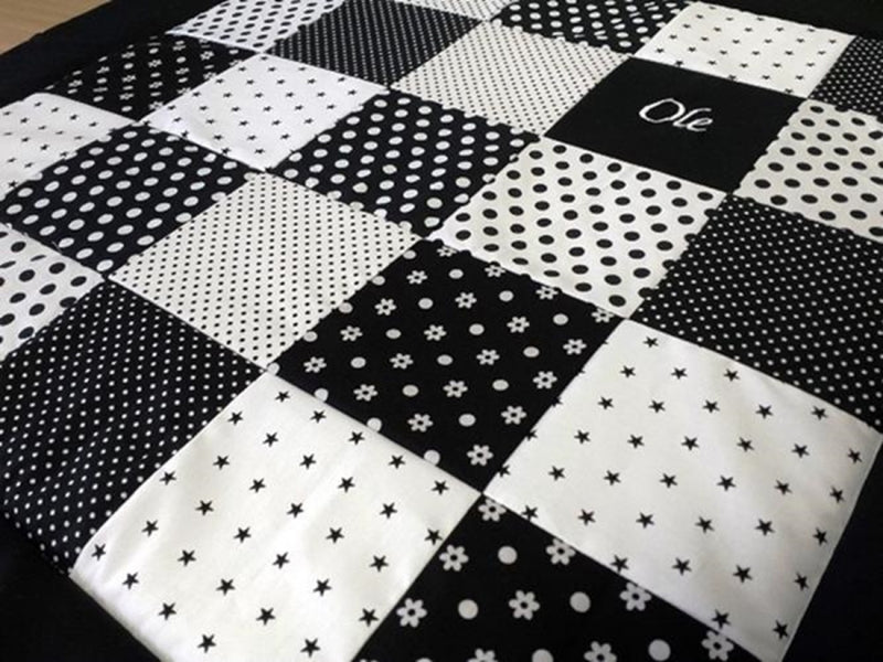 Kuscheldecke Patchwork Punkte Sterne Schwarz Weiß mit Stickerei 8 von Atelier MiaMia