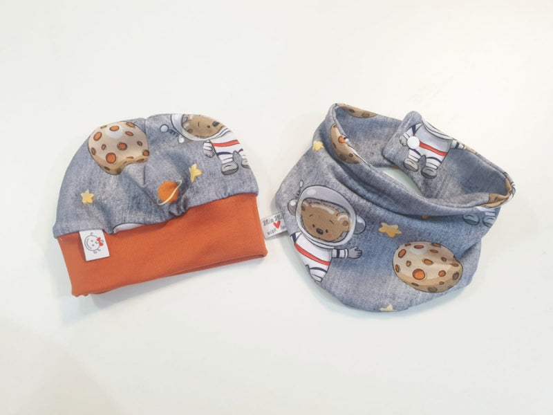 Beanie Set Mütze und Tuch Baby Kleiner Bär Kosmonaut Nr.271 von Atelier MiaMia