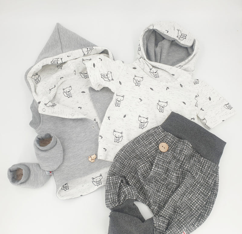 Coole Pumphose oder Babyset mit Knopf grau Karo von Atelier MiaMia