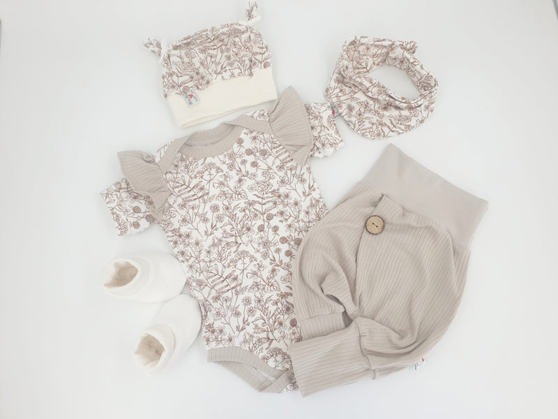 Coole Pumphose oder Babyset mit Knopf Rippe beige von Atelier MiaMia