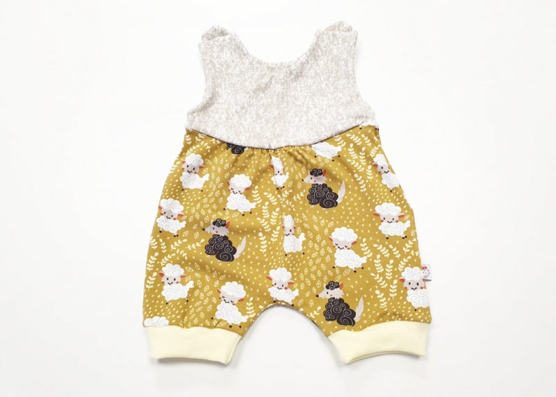 Strampler kurz und lang auch als Baby Set Schafe Senf Grau von Atelier MiaMia