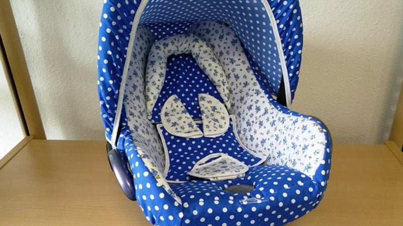 Kopfstütze weiß, blaue Blümchen oder Kopfstütze mit Sitzverkleinerung 76 von Atelier MiaMia