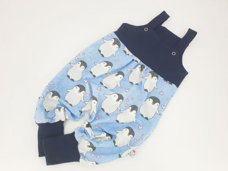 Latzstrampler kurz und lang auch als Baby Set Pinguine blau 9 von Atelier MiaMia